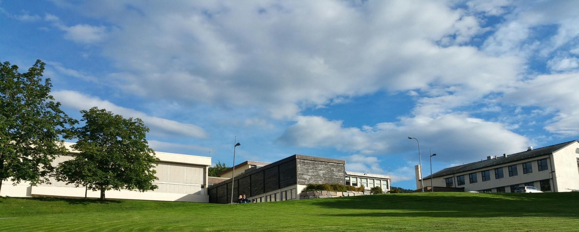 Bilde av skolebygget ved Tingvoll vgs